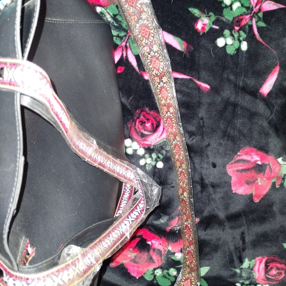 Two piece set black leather tote with long adjustable strap and large makeup bag - Picture 6 of 7